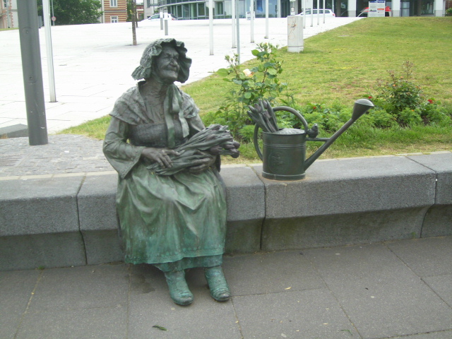 files/motorradfreunde_solling_vogler_de/Bronzefigur am See.JPG