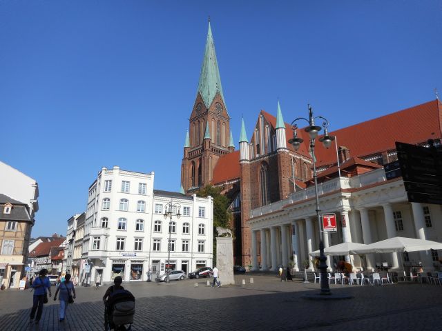 files/motorradfreunde_solling_vogler_de/Markt Schwerin mit Dom.jpg