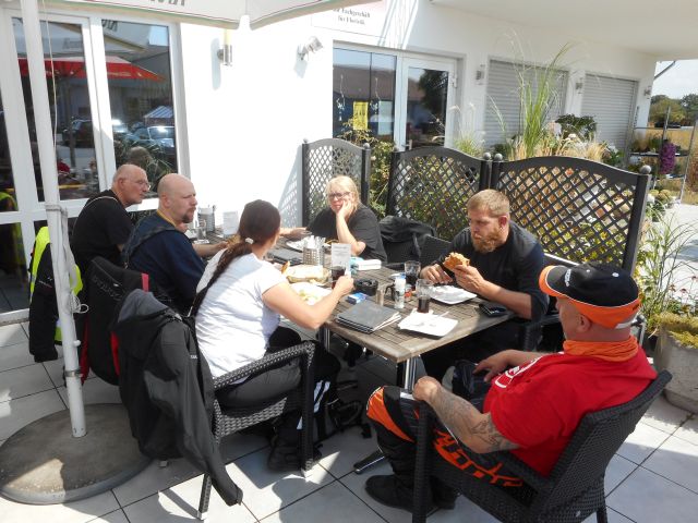 files/motorradfreunde_solling_vogler_de/Mosel 2016/2- Rast Frohnhausen.jpg