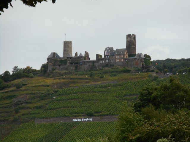 files/motorradfreunde_solling_vogler_de/Mosel 2016/Burg Thurant Alken.jpg