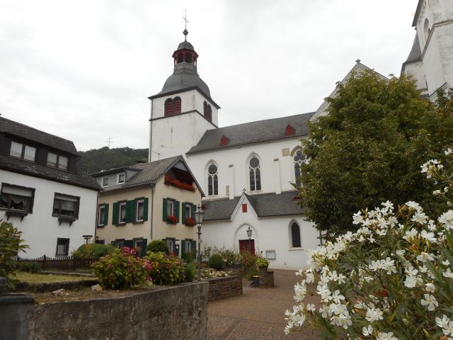 files/motorradfreunde_solling_vogler_de/Mosel 2016/Stiftskirche am Markt.jpg