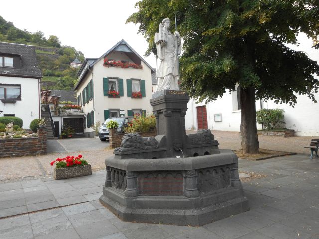 files/motorradfreunde_solling_vogler_de/Mosel 2016/Treis-Karden Brunnen.jpg