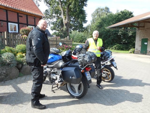 files/motorradfreunde_solling_vogler_de/Rast Elbe bauernhof.jpg