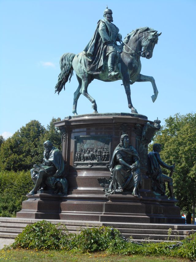 files/motorradfreunde_solling_vogler_de/Schlossgarten reiterstandbild.jpg