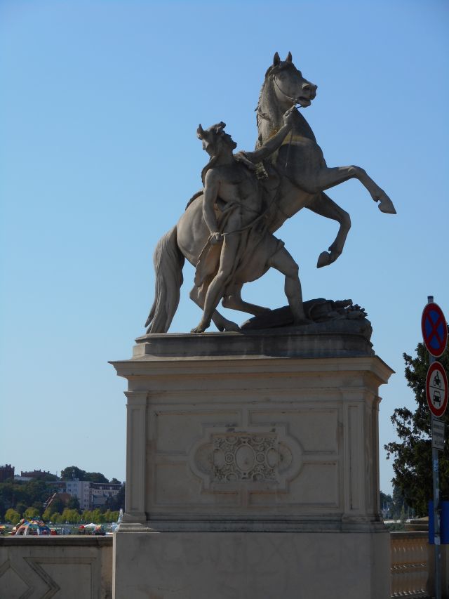 files/motorradfreunde_solling_vogler_de/Standbild vorm Schloss.jpg